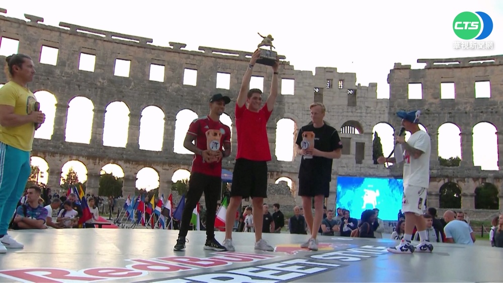 克羅埃西亞古競技場 上演花式足球兄弟對決