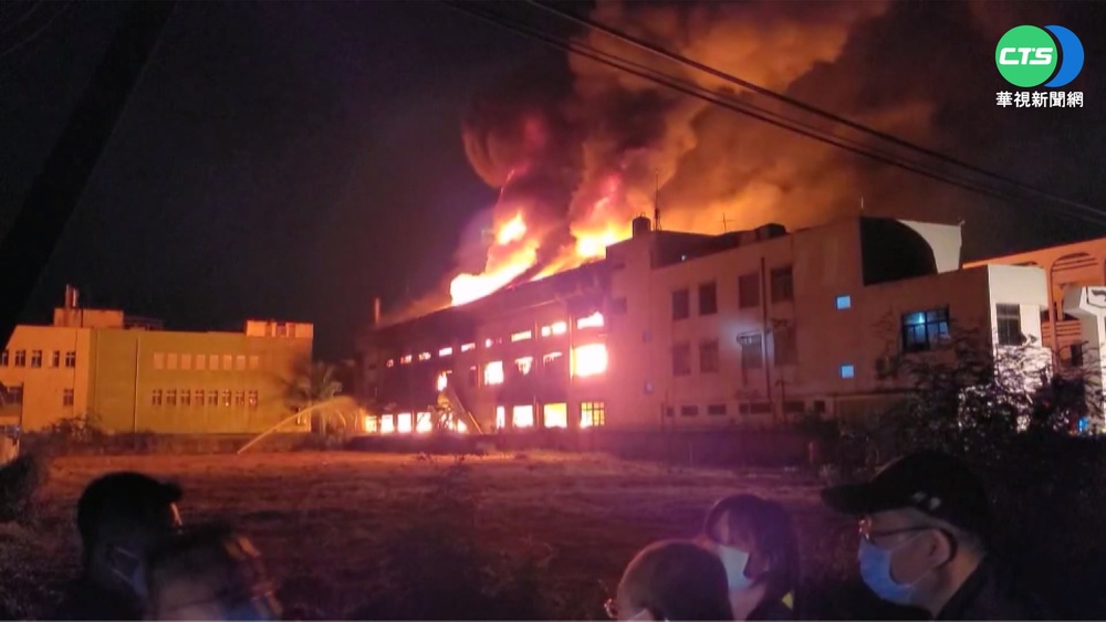 岡山化學廠陷火海 消防動員上百人搶救