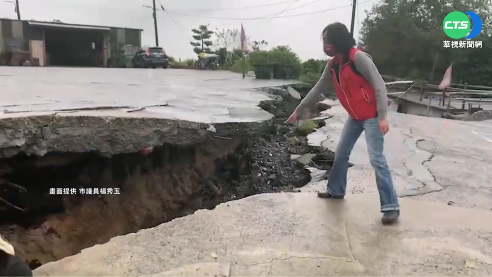 七堵東新街路坍塌變形 軍方出動怪手救援