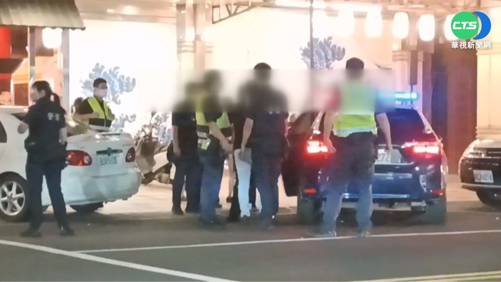 醉男毀店家物品再辱罵警 遭壓制逮捕