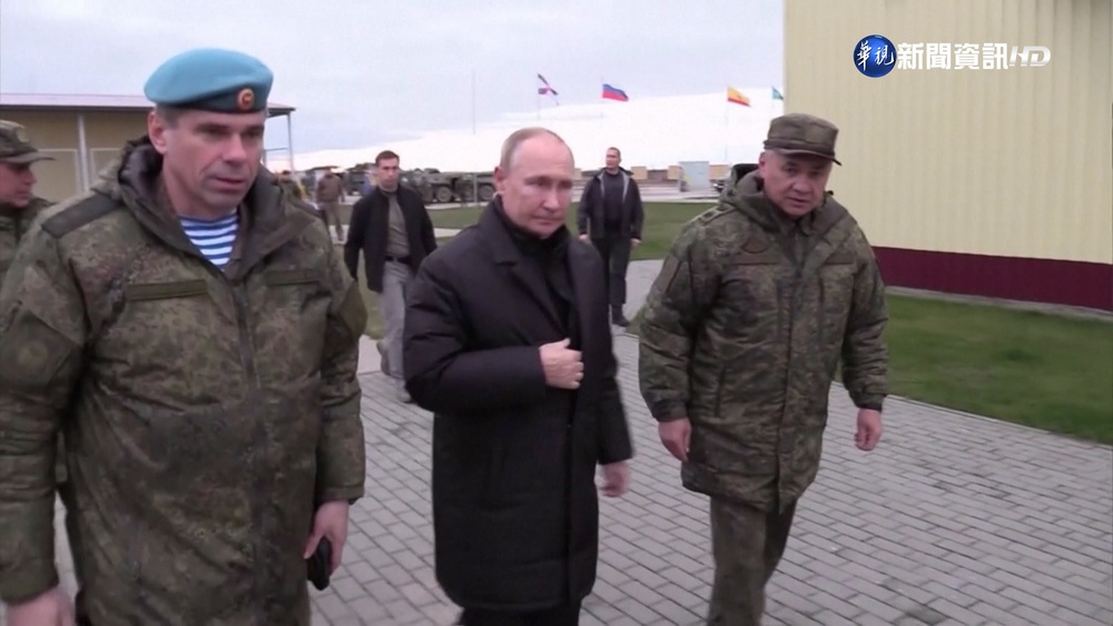 秀肌肉提升士氣 普丁巡靶場親自試射狙擊槍