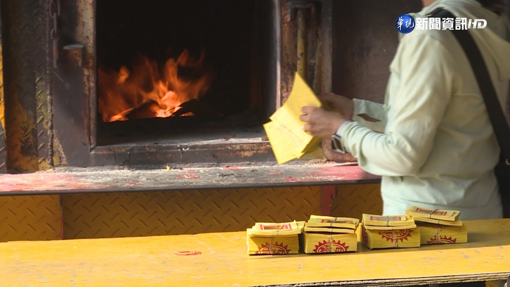 "天赦日"祈福補財庫 宮廟金爐狂冒黑煙