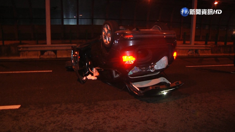 酒駕釀禍! 台74線男自撞護欄翻覆僅輕傷