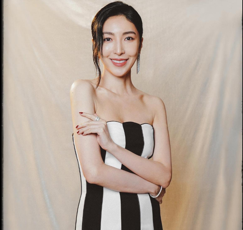 楊謹華金鐘戰袍「撞衫」燈塔 本人回應：歡迎大家打卡