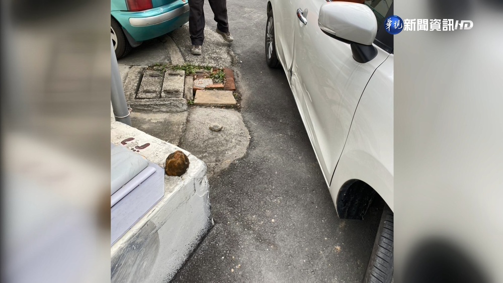 殺手級路障?! 女開百萬新車撞凹好心疼