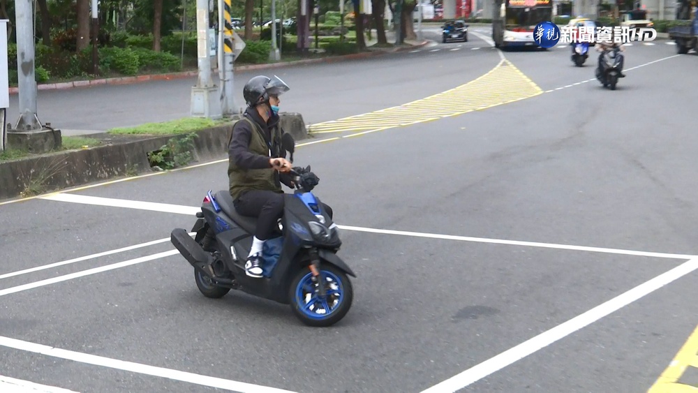 騎士跨車道進待轉區 北市交工處:非逆向!