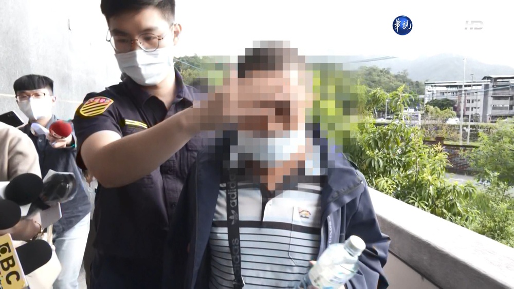 母載女上學遭軍卡輾雙亡 爸爸悲痛做筆錄