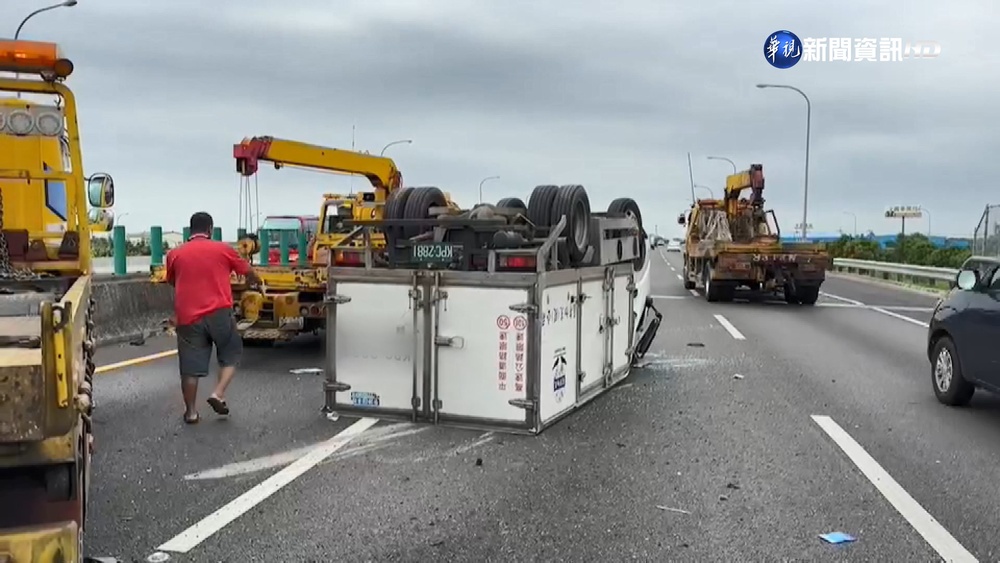 載晶片小貨車翻覆 物流員驚喊"不能翻正"