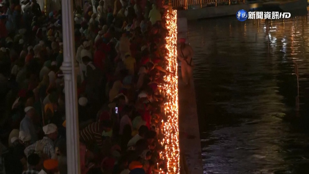 印度聖城迎"排燈節" 點亮157.6萬盞油燈創紀錄