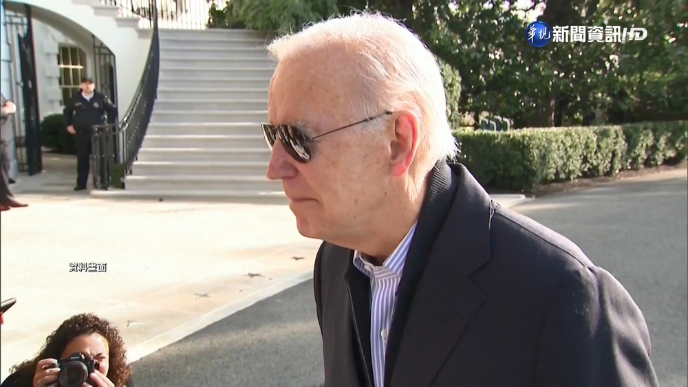 拜登又迷路?! 白宮花園內遭拍到"一臉困惑"