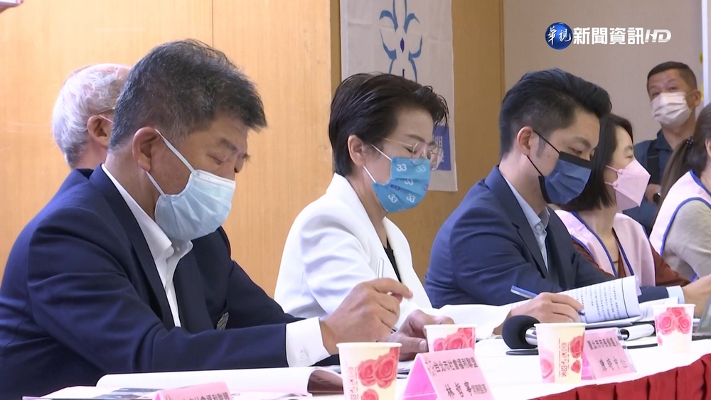 同台談社福政策 北市三腳督"禮貌"互動