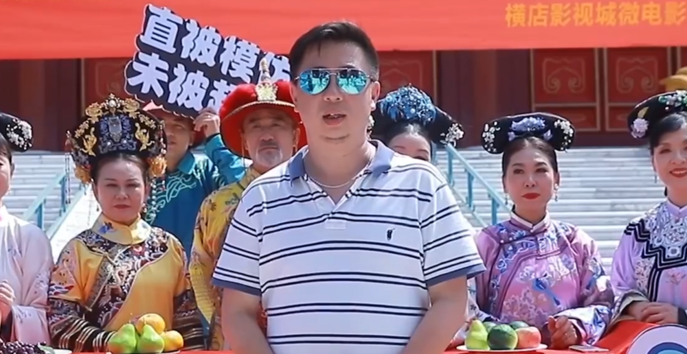 彭先生與劇組演員 / 圖片翻攝自 微博