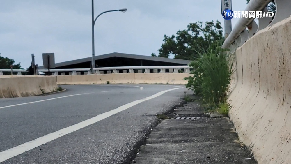 花蓮颳7級風 騎車遭吹撞護欄墜橋!婦腿骨折