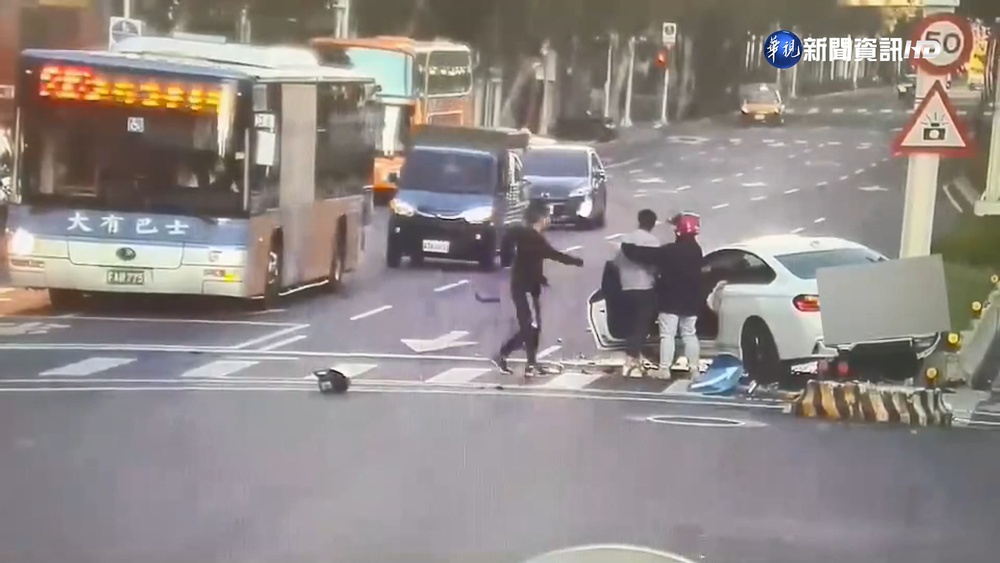 名車自撞分隔島 酒駕!情侶檔搭小黃肇逃