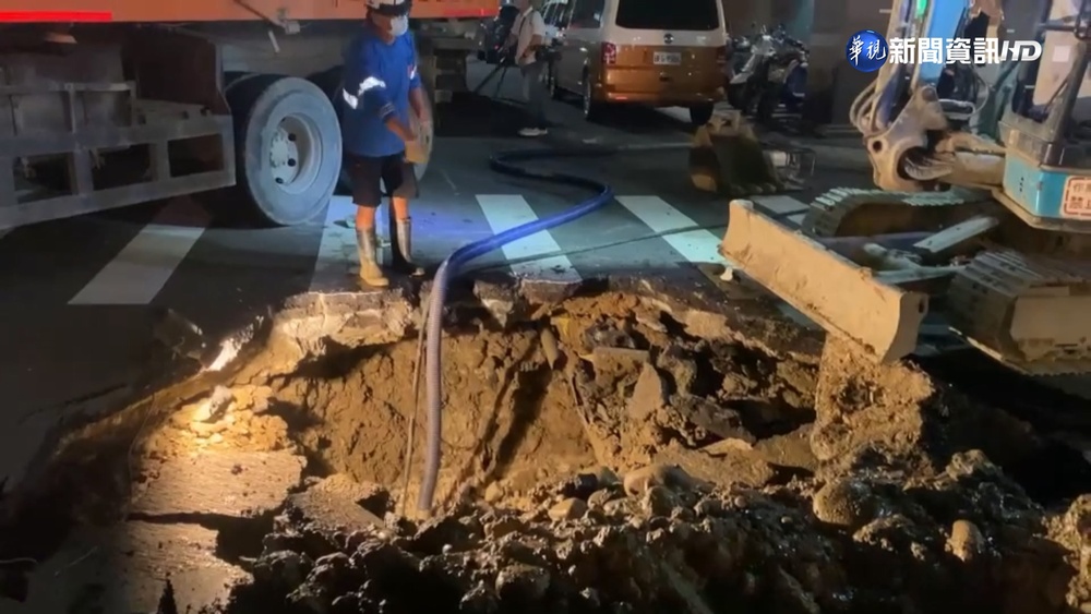 台中南屯現"3米寬天坑" 疑自來水管線漏水釀禍