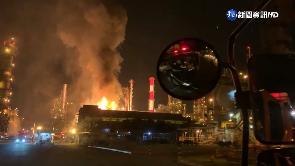 高雄中油大林廠大火! 火光染橘夜空嚇壞里民