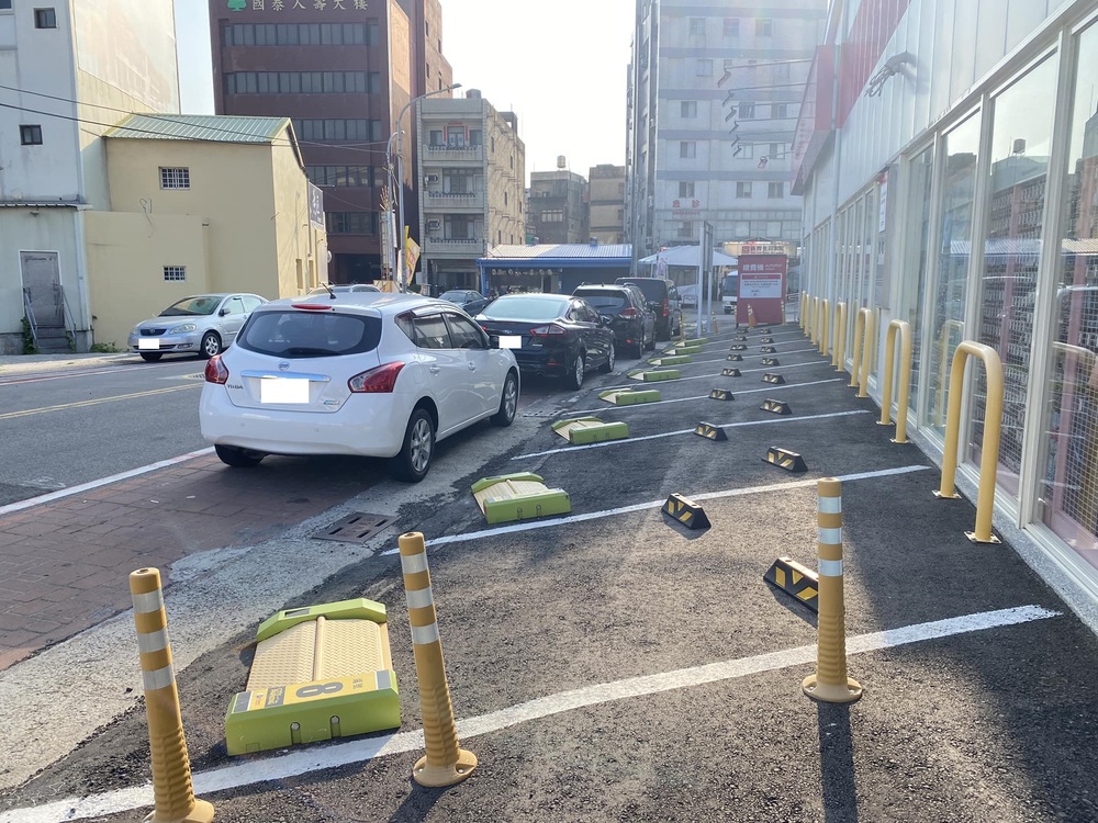 停車格外「人行道停整排」 網：發生在台灣不意外