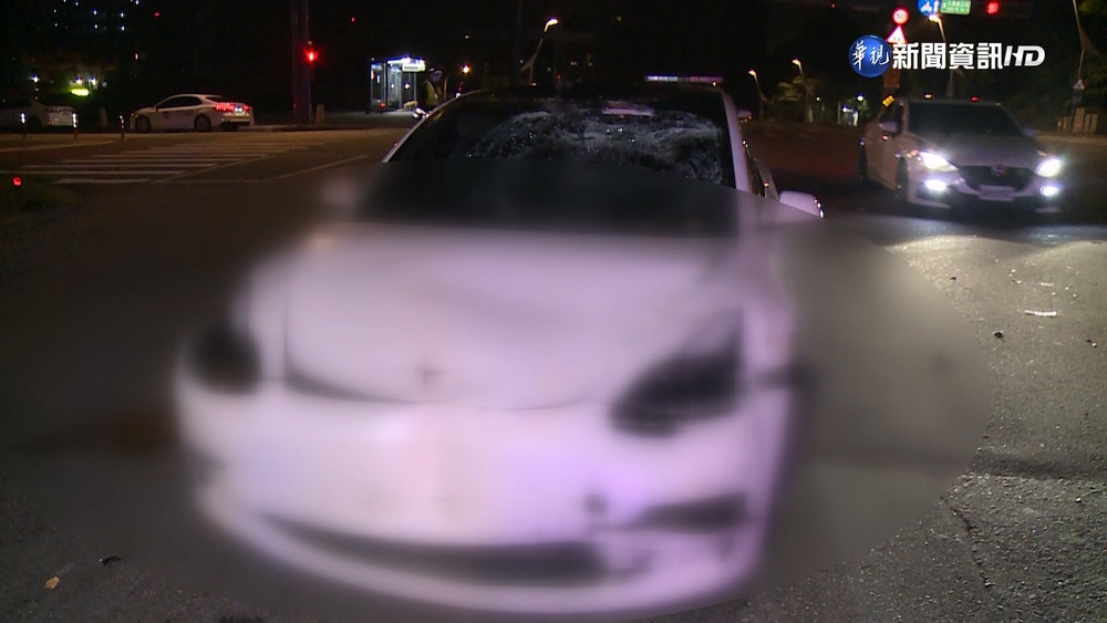 大學生雙載疑闖紅燈 遭撞重摔1死1傷