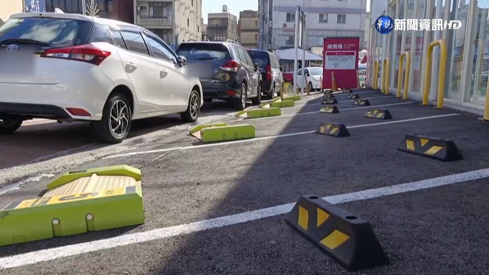 通霄奇觀?車停滿紅磚道 網:付錢停車是笑話
