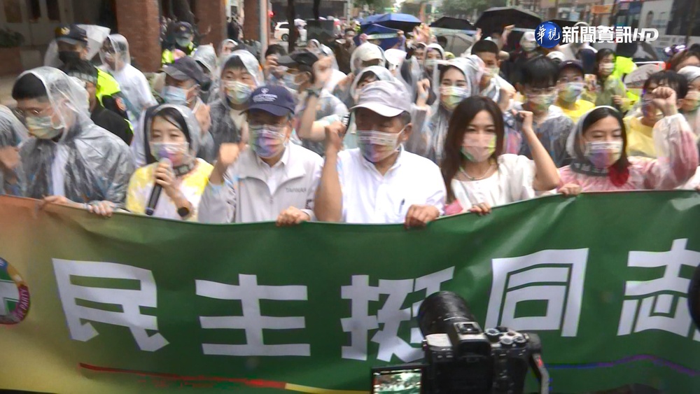 同志遊行雨中熱鬧登場! 大小政黨不缺席