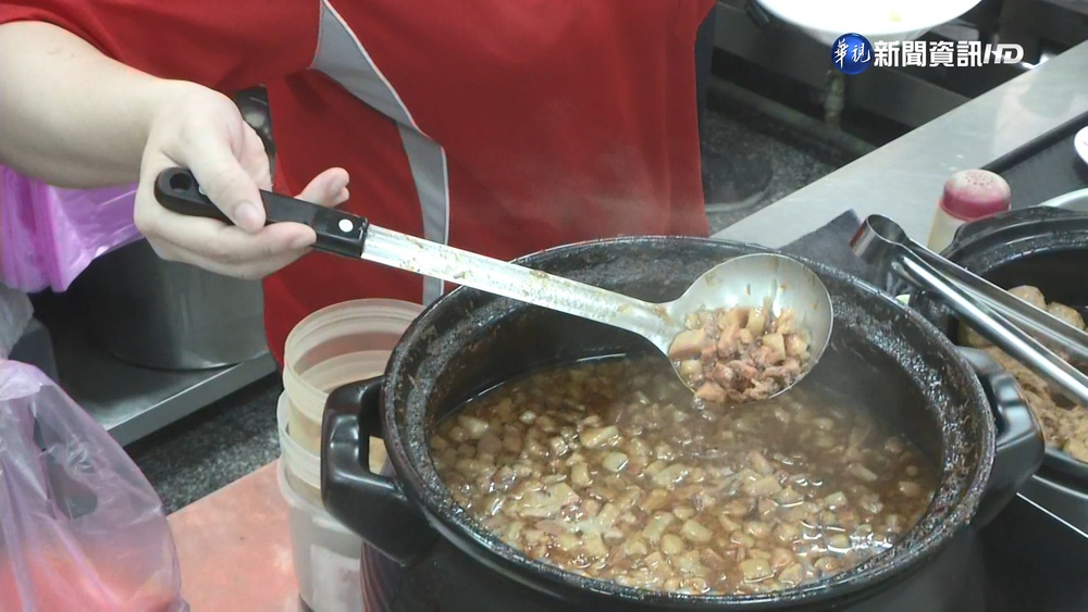 肉燥飯名店遭爆食材擺地 引動物聚集嗅聞