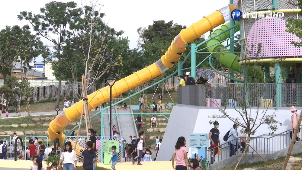 斗六公園新公廁 小便斗太靠門恐遭看光