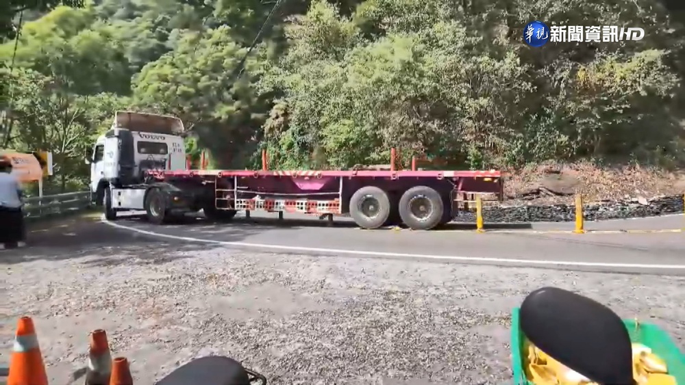 車身過長! 曳引車轉彎強壓整排"分向桿"