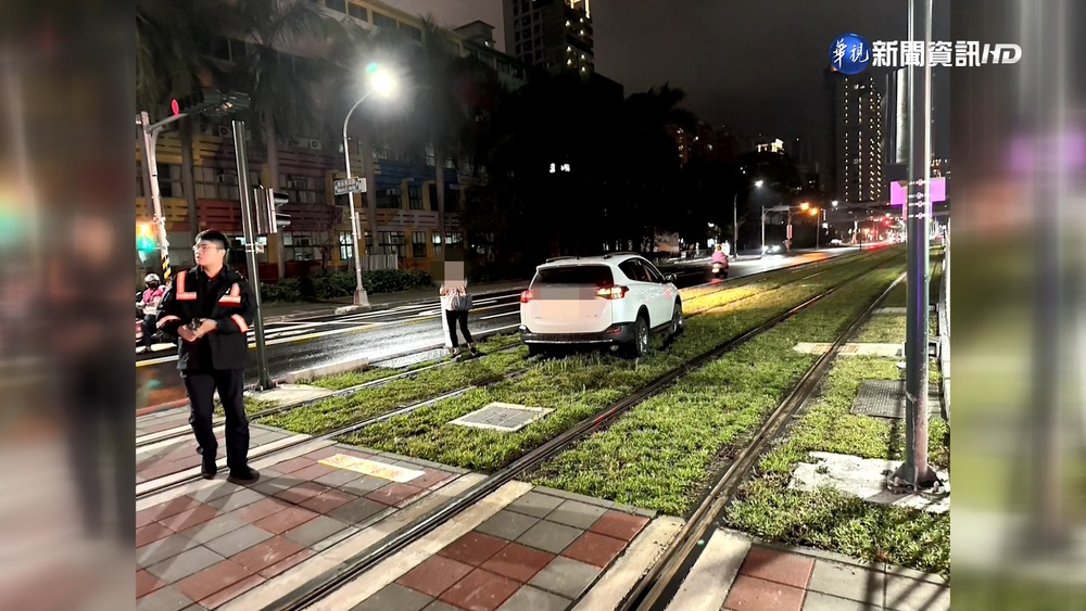 汽車誤闖輕軌卡軌道 該區列車停駛40分鐘