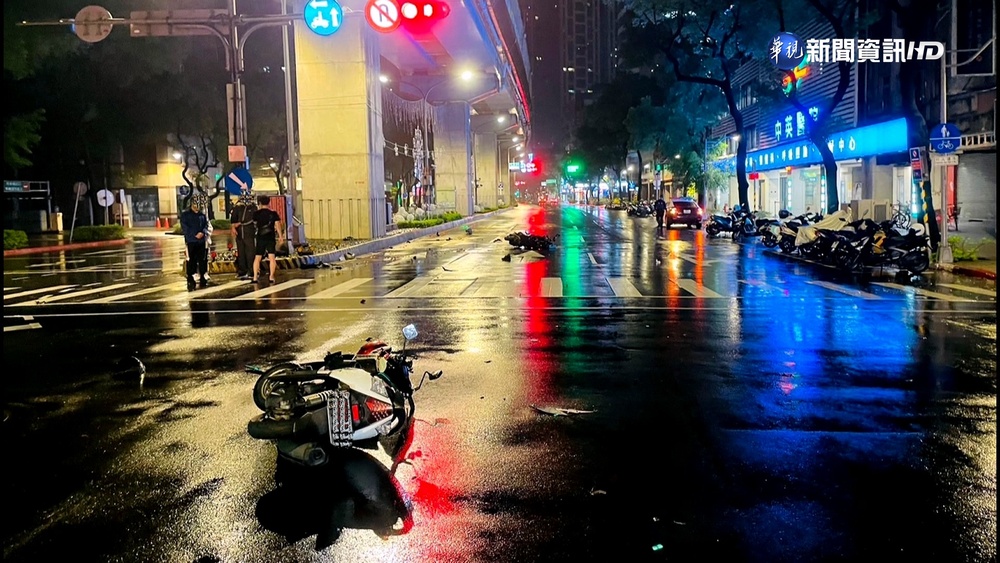 機車突迴轉! 後方機車撞上 乘客傷重不治