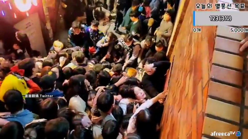 推擠踩踏如何自救？30年義消分享6步驟：雙手架出三角形