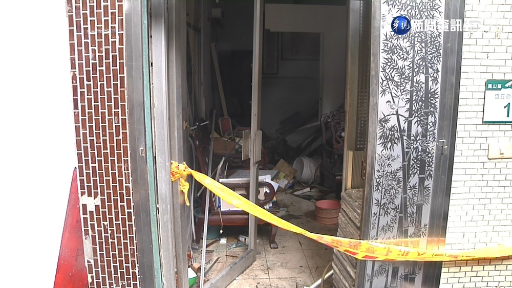 民宅疑瓦斯氣爆 家具被炸飛.鄰居驚逃