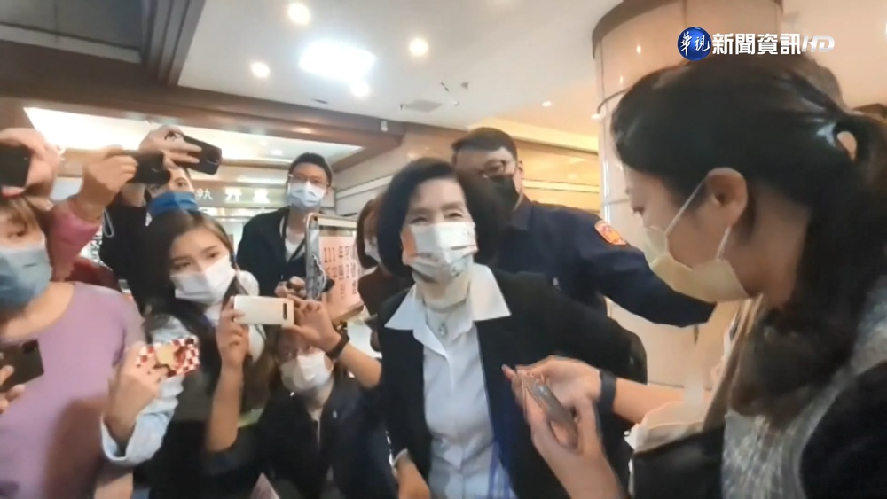 林姿妙涉貪案首開庭 15名被告全到庭