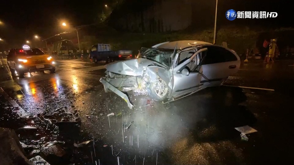 雨夜車禍!新北男駕車撞斷號誌桿 骨折送醫