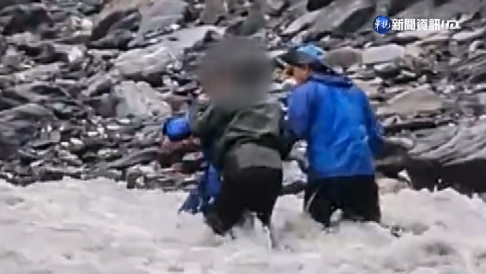 野溪泡湯溪水暴漲困5人 山搜隊急流救人險摔倒