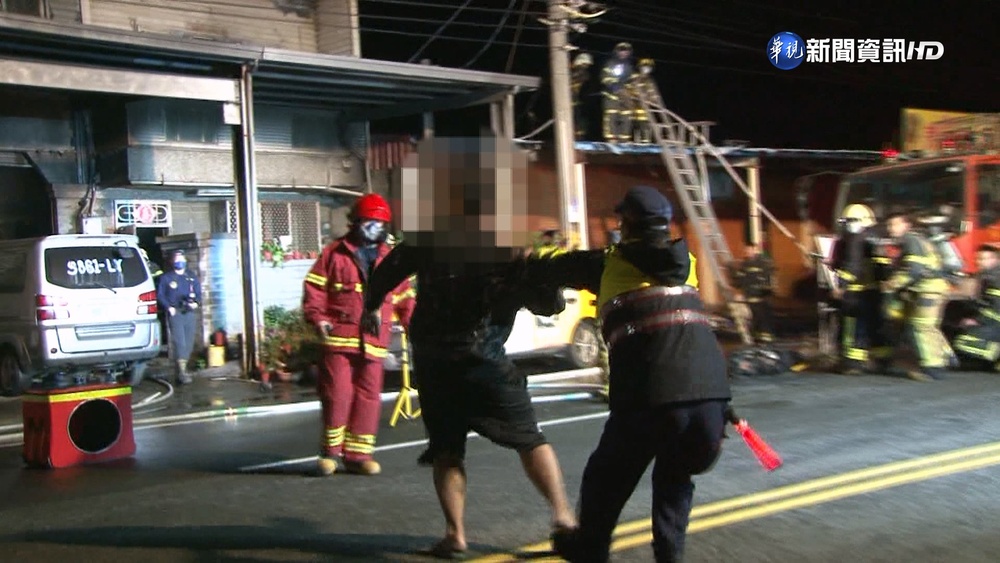 母受困火場喪命 子搶救不及跪地哭斷腸