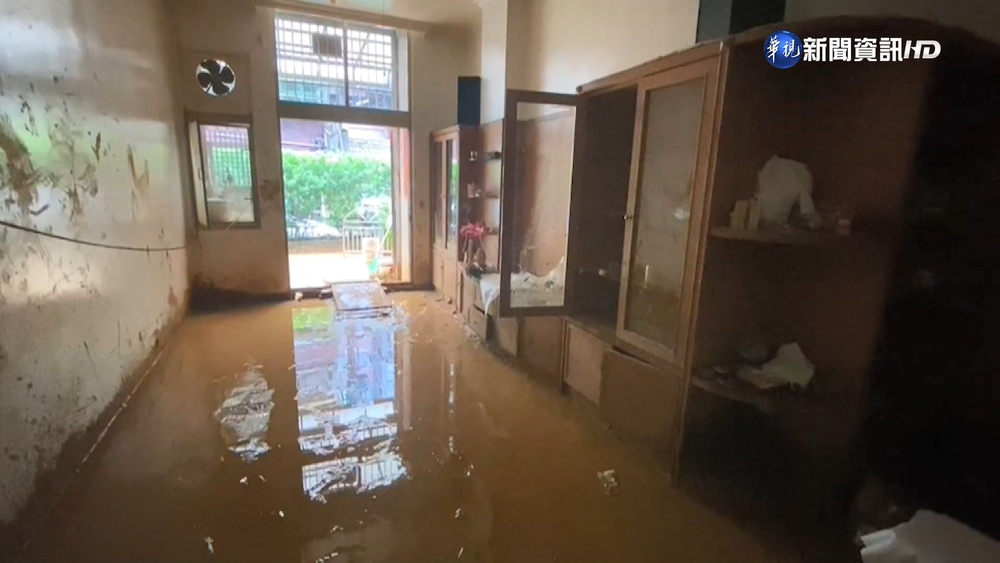 未清完暴雨又來 暖暖街住戶遭土石流衝進屋