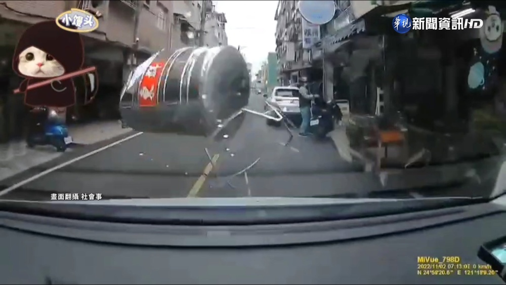 桃園鐵皮水塔"從天而降" 車輛路過遭砸!