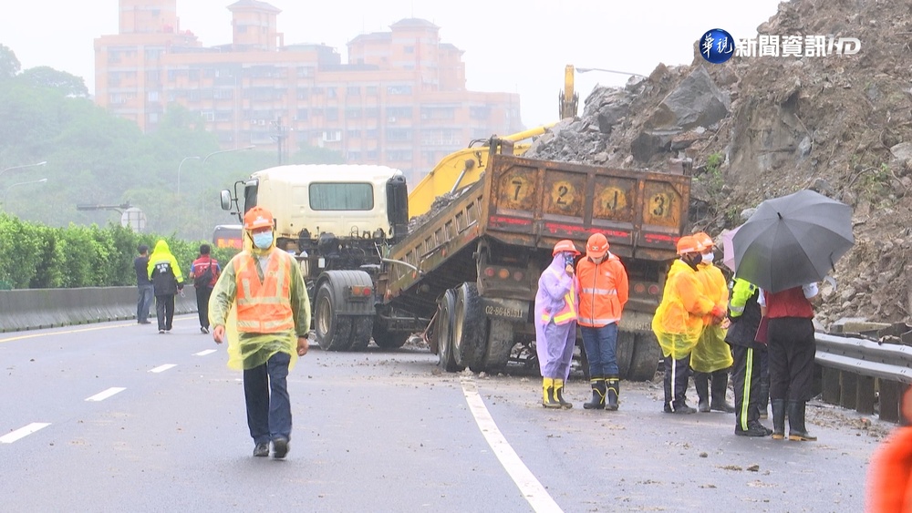 國1南下又崩壓倒路燈 山壁現巨石恐再塌