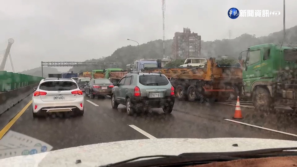 國1汐止搶通內線車道 車潮湧台62線.國3塞