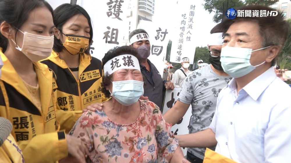 抗自辦重劃不公 大寮居民組自救會下跪陳情