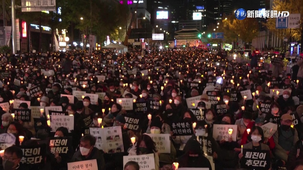 首爾萬人上街點燭光 淚悼梨泰院事故死傷者