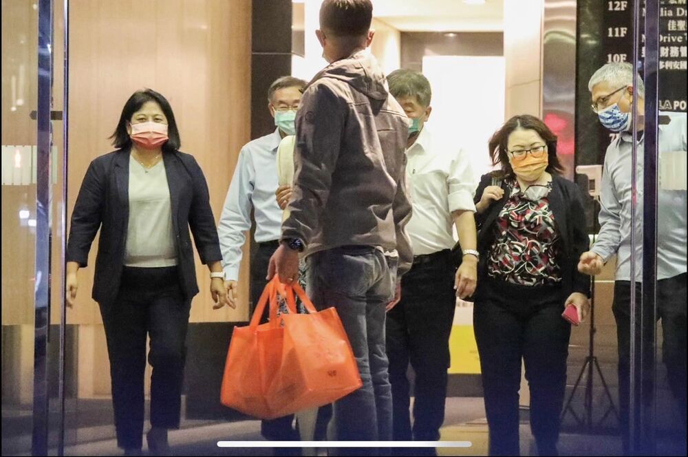 陳時中摟人妻照曝光 王定宇PO照反擊徐巧芯：別扭曲解釋