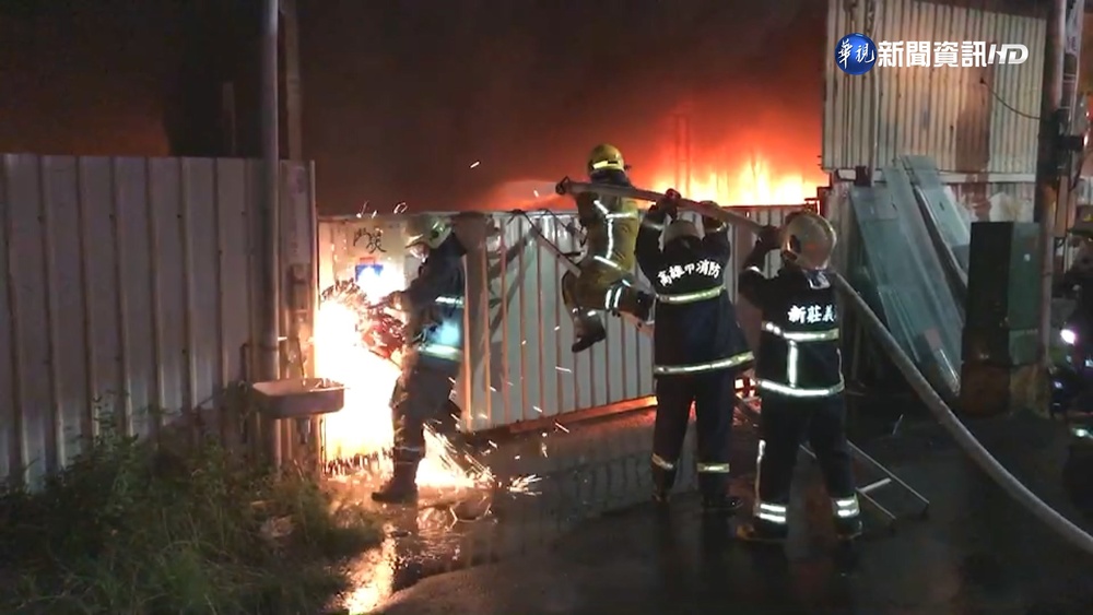 高雄鳥松玻璃工廠火災 濃煙竄天塑膠臭味濃