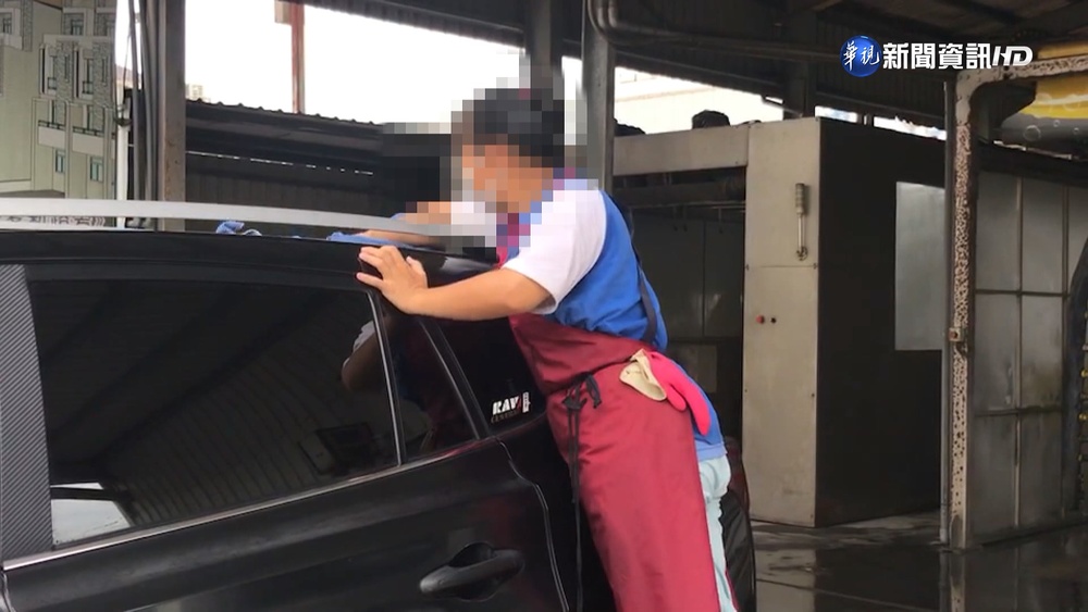 心酸!加油站員幫洗車 女駕駛付錢疑"用丟的"