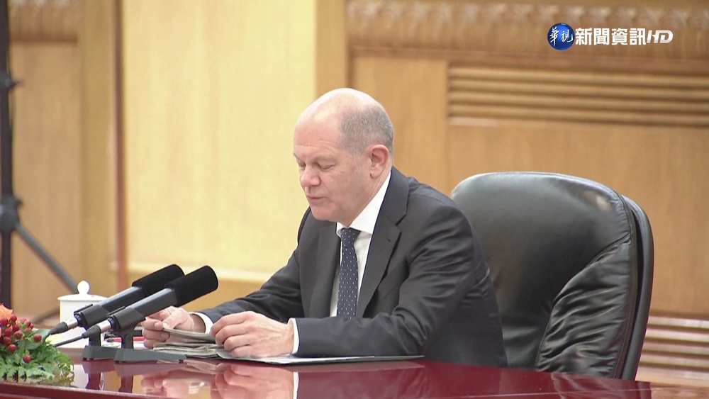 習會德總理1句"誒你好" 網諷"皇帝見臣子"