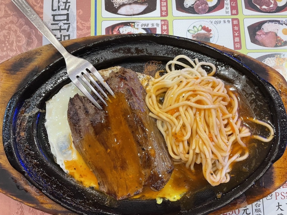 菲力牛排變「焢肉」他怒PO網：連三色豆也沒有！