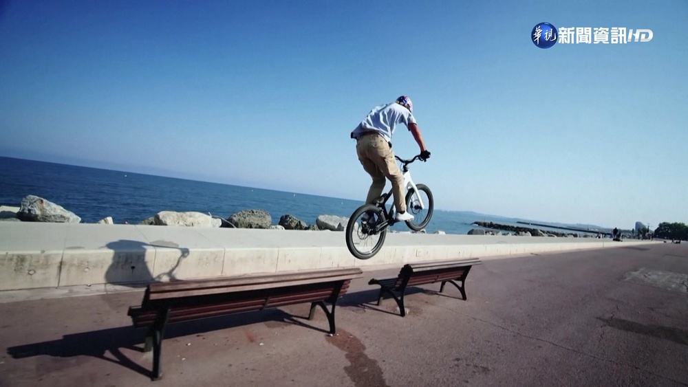 運動好手挑戰極限 特技單車飛越蔚藍海岸