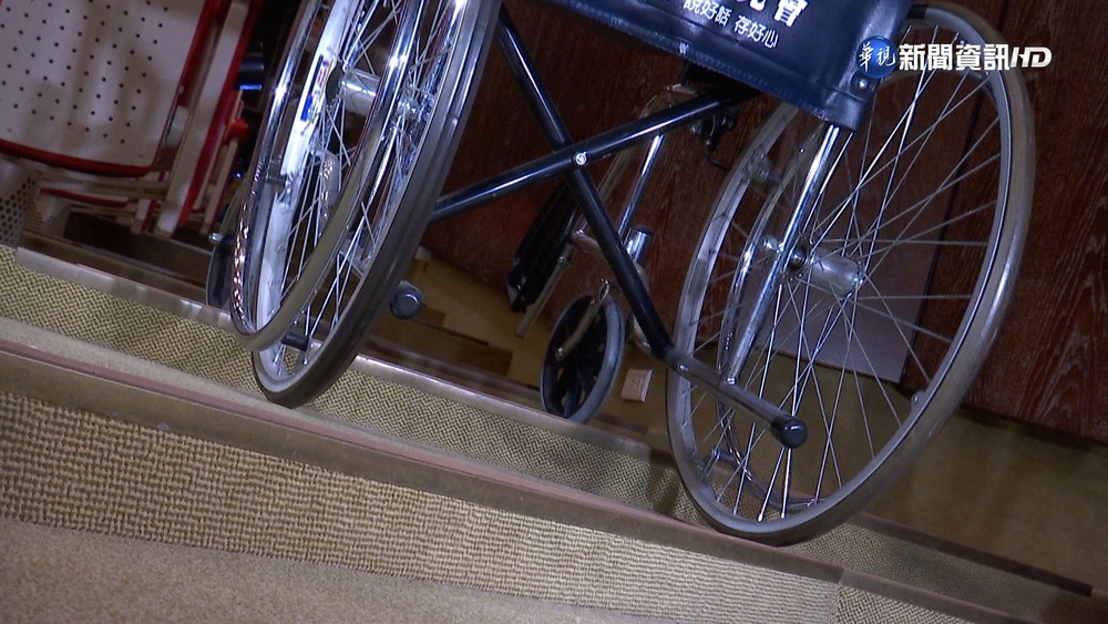 郝明義輪椅卡梯3度求助遭拒 兩廳院道歉