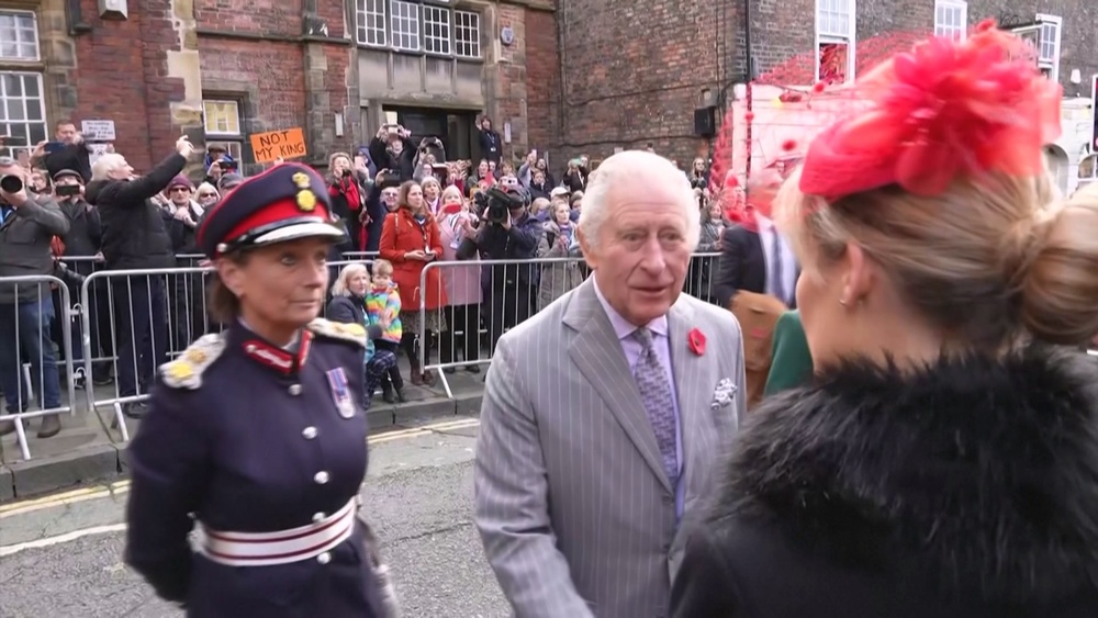 替已故女王銅像揭幕 英國國王險遭蛋洗