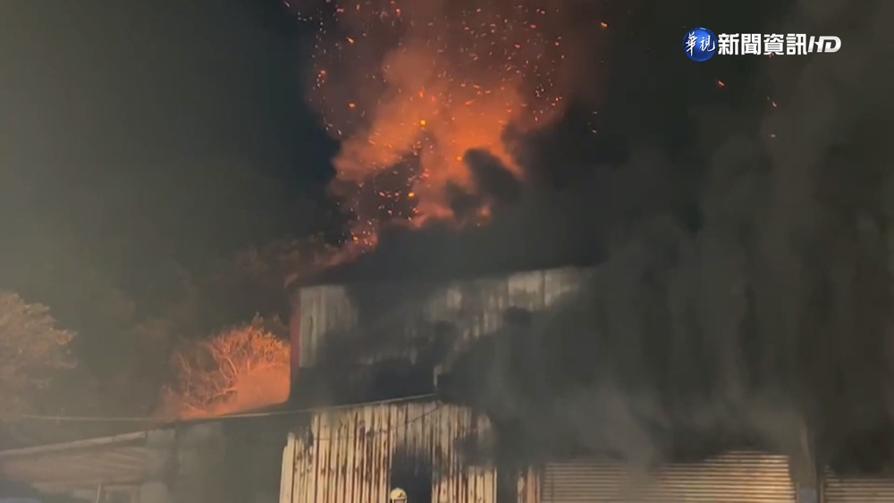 狂竄黑煙! 新北萬里高爾夫球場倉庫深夜火